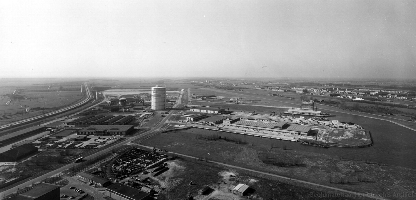 empl-industrieterrein_Lage_Weide_Utrecht,_vanaf_schoorsteen_Electriciteitscentrale_25638_1964.jpg