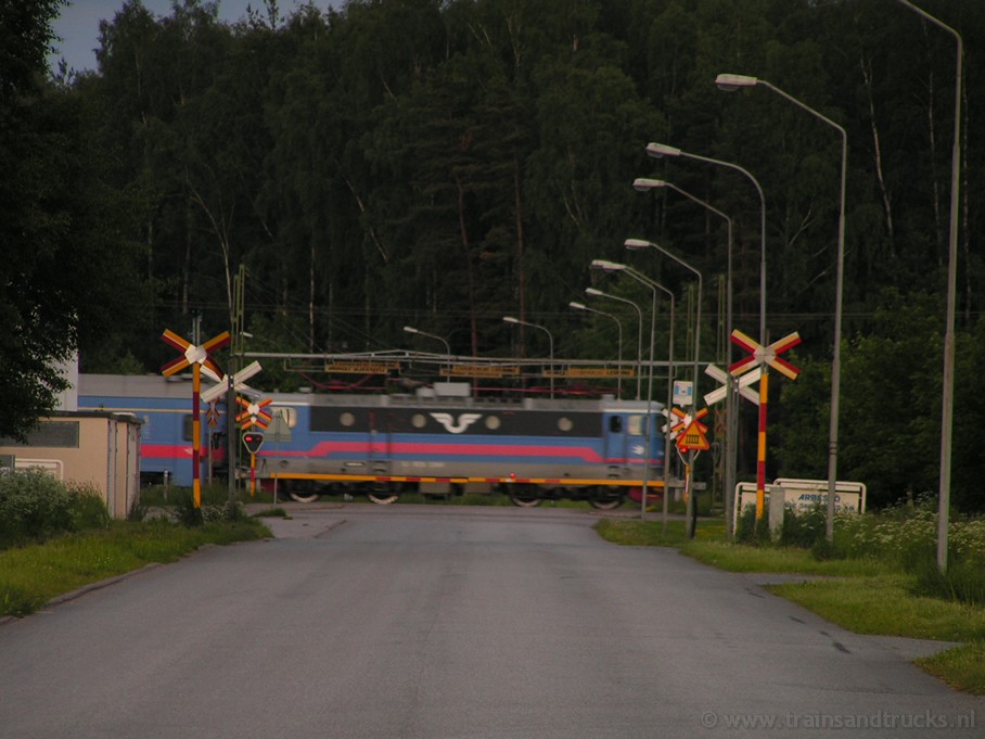 empl-kumla_overweg_16-6-5_2.jpg