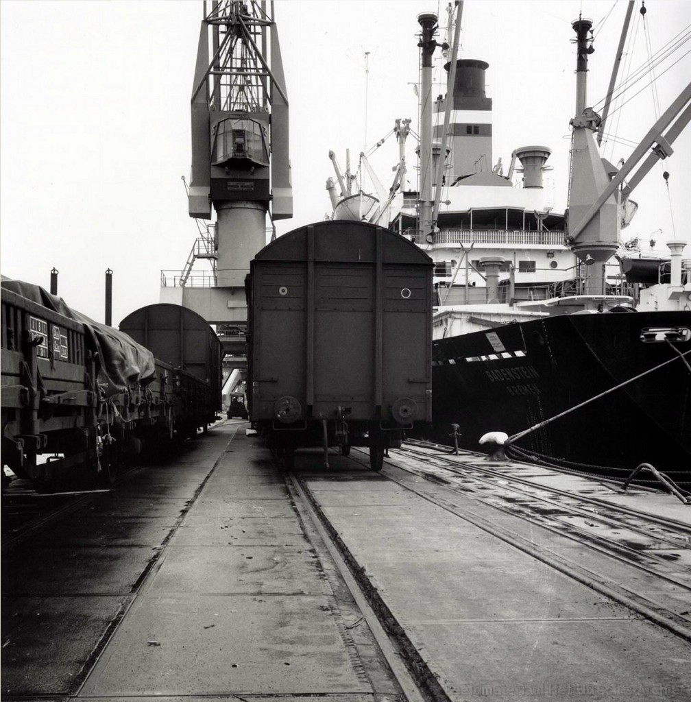 empl-rotterdam_Waalhaven_haven_kade_1973_goederenwagens_168456.jpg