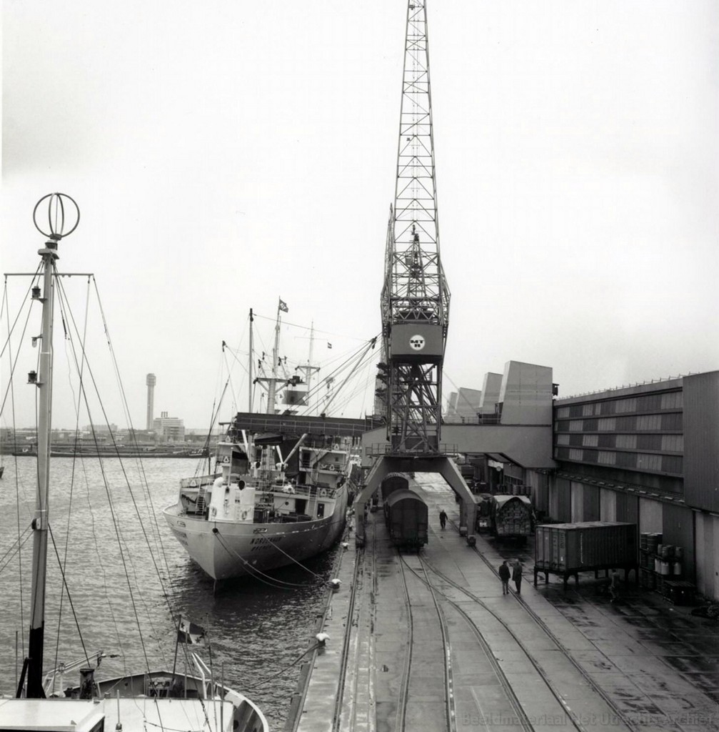 empl-rotterdam_Waalhaven_pier_1_MultiTerminals_Rotterdam__kunstmest_of_zout_1973_168462.jpg