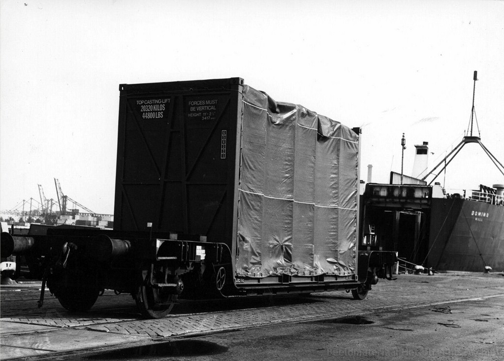 empl-rotterdam_haven_met_goederenwagen_(kuilwagen)_met_een_buiten_profiel_lading_20-10-1976_156811.jpg