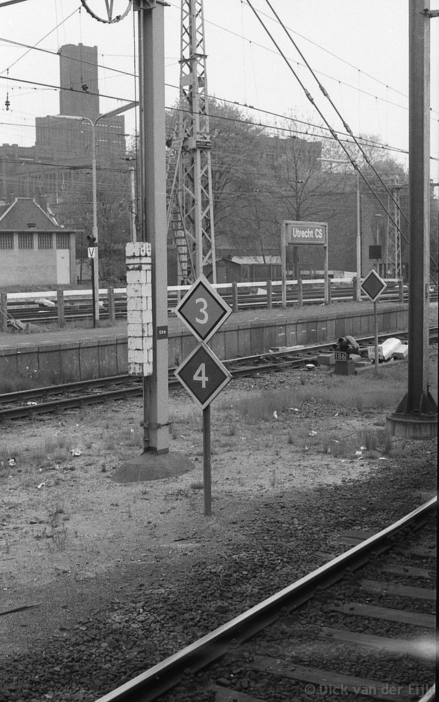 empl-utrechtcs-1983-vanw-sprinter-kopl3-nwe-borden-langs-perron-nieuw3bord.jpg