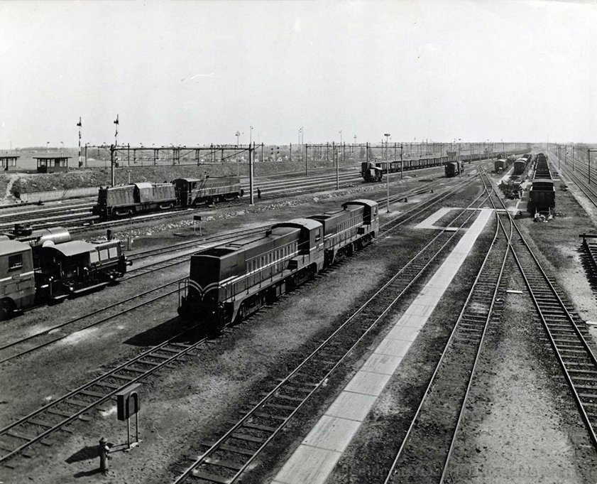 empl-watergraafsmeer_vanaf_dak_lijnwerkplaats_Amsterdam_met_diverse_diesellocomotieven_1955_168696.jpg